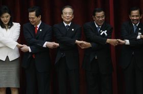 「時間切れ」を狙う中国の戦術は成功した(左からタイのインラック首相、ベトナムのグエン・タン・ズン首相、中国の温家宝首相、カンボジアのフン・セン首相、ブルネイのハサナル・ボルキア国王)(c)EPA=時事
