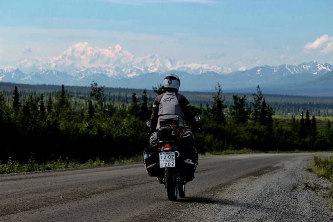 バイクで世界一周」に挑む「異色カップル」の「ユーラシア」「南北